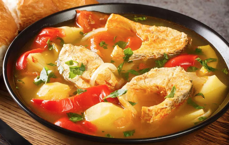 Ensalada de pimientos asados atún y huevo con caldeirada de pescado portuguesa